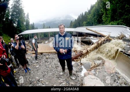 18 juillet 2021, Bavière, Schönau : Markus Söder, président du CSU et premier ministre bavarois, se tient près du bobsleigh et du toboggan de Königssee, détruit par les tempêtes. Photo: Felix Hörhager/dpa Banque D'Images