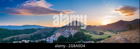 Coucher de soleil sur le village médiéval perché au sommet de la colline, Santo Stefano di Sessanio, Abruzzo, Italie. Ciel romantique et nuages au-dessus des montagnes paysage, touris Banque D'Images