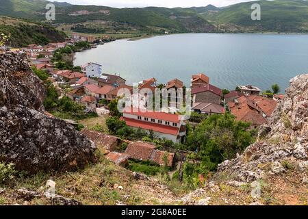 En regardant vers le petit village de pêcheurs de Lin sur les rives du lac Ohrid près de Pogradeci, au sud-est de l'Albanie Banque D'Images