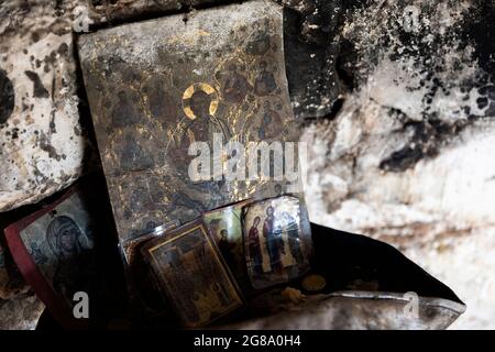 À l'intérieur d'un bunker, décoré avec des icônes orthodoxes, Lin, Albanie Banque D'Images