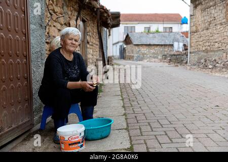 La vie dans le village de pêcheurs de Lin sur les rives du lac Ohrid près de Pogradeci, au sud-est de l'Albanie Banque D'Images