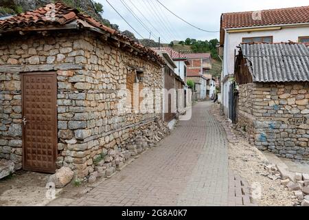La vie dans le village de pêcheurs de Lin sur les rives du lac Ohrid près de Pogradeci, au sud-est de l'Albanie Banque D'Images