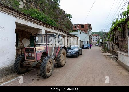 La vie dans le village de pêcheurs de Lin sur les rives du lac Ohrid près de Pogradeci, au sud-est de l'Albanie Banque D'Images