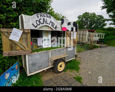 Les produits frais, fruits, légumes, lait et œufs de GEM étant vendus à partir d'un vieux camion et d'une remorque de bétail sur le côté de la route, ferme de Trewisey Sud, près Banque D'Images