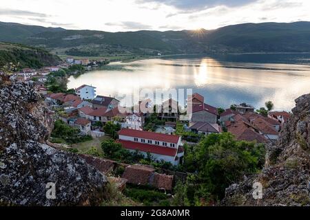 En regardant vers le petit village de pêcheurs de Lin sur les rives du lac Ohrid près de Pogradeci, au sud-est de l'Albanie Banque D'Images