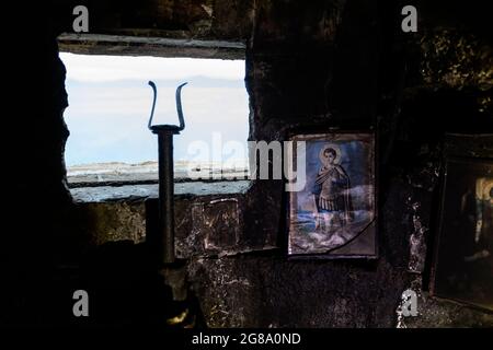 À l'intérieur d'un bunker, décoré avec des icônes orthodoxes, Lin, Albanie Banque D'Images