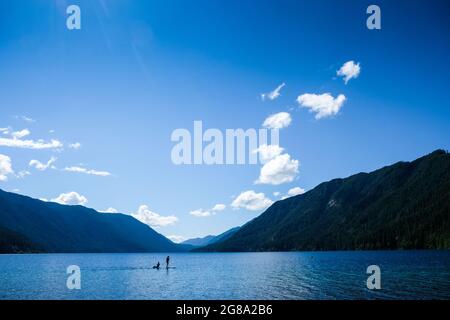 Pagayeurs, Lake Crescent au Lake Crescent Lodge, État de Washington, Parc national olympique, État de Washington, États-Unis, Nord-Ouest du Pacifique, juste à côté de la route 101. Banque D'Images