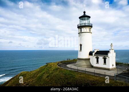 Beau vieux phare, herbe, Océan Pacifique et ciel, côte de l'État de Washington, Etats-Unis, Nord-Ouest Pacifique. Banque D'Images