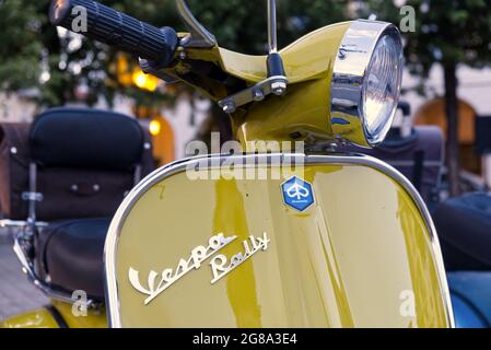 Castellamonte, Italie - 2 juillet 2021 : gros plan de la façade du rallye vespa, symbole du design italien Banque D'Images