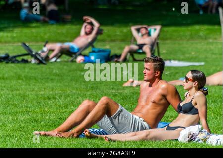 Londres, Royaume-Uni. 18 juillet 2021. Les gens profitent du soleil dans le parc St James à la veille de la « journée de la liberté » de Covid. Crédit : Guy Bell/Alay Live News Banque D'Images