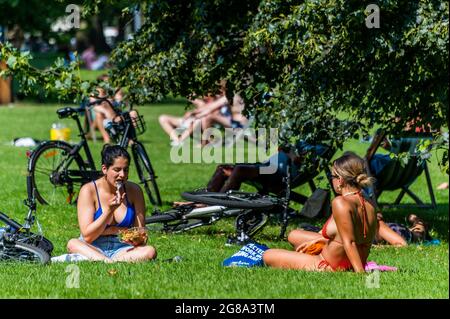 Londres, Royaume-Uni. 18 juillet 2021. Les gens profitent du soleil dans le parc St James à la veille de la « journée de la liberté » de Covid. Crédit : Guy Bell/Alay Live News Banque D'Images