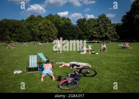 Londres, Royaume-Uni. 18 juillet 2021. Météo au Royaume-Uni - les gens au soleil dans le parc St James's le jour le plus chaud de l'année où les températures dépassent 31C. Credit: Stephen Chung / Alamy Live News Banque D'Images