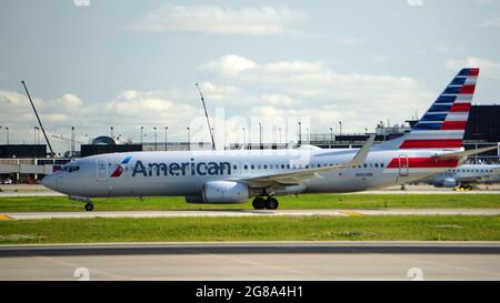 CHICAGO, ÉTATS-UNIS - 02 juillet 2021 : un avion Boeing 737-823 d'American Airlines après l'atterrissage à l'aéroport international de Chicago O'Hare Banque D'Images