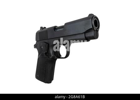 Pistolet semi-automatique noir de calibre 45 isolé sur blanc. Banque D'Images