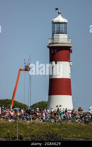 Jour 2 de l'événement SailGP et un Plymouth Hoe bondé, ce petit groupe à la base de la Tour Smeaton. Les visiteurs profitant de l'assouplissement de Banque D'Images