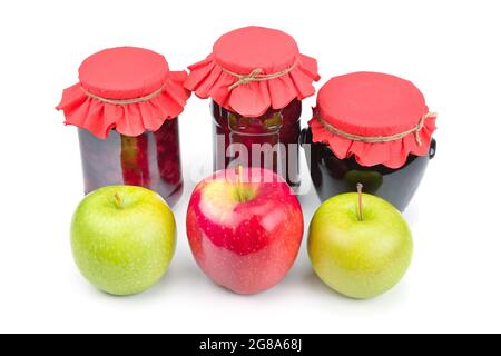 Confiture de pommes dans un pot en verre, pommes fraîches rouges et vertes isolées sur fond blanc. Une alimentation saine Banque D'Images