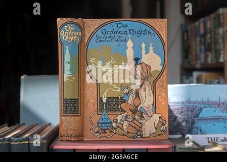 Copie secondaire de 'The Arabian Nights' publiée en 1913 par Adam et Charles Black, Londres et illustrée par Charles Folklard. Banque D'Images