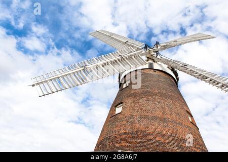 Dunmow, Essex, Royaume-Uni - septembre 2019. Un ancien moulin à vent traditionnel anglais près du village d'Essex de Thaxted se situe contre un ciel bleu d'été. Banque D'Images