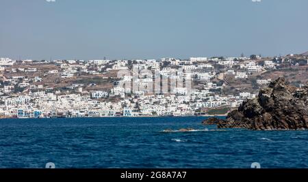Grèce, île de Mikonos, Cyclades. Mikonos Chora paysage urbain. Bâtiments blanchis à la chaux sur une colline rocheuse. Destination cosmopolite d'été pour les vacances, View fro Banque D'Images