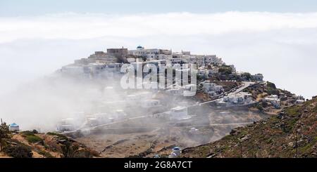 Île de Sifnos, Kastro ancien village Cyclades Grèce. Au sommet de la colline à travers le brouillard sont construit blanchi à la chaux maisons traditionnelles en pierre rues d'église Banque D'Images