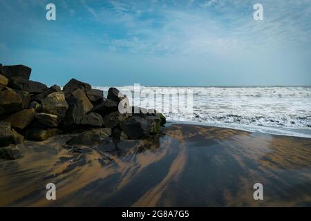 Une plage de sable noir, Kappil, Kerala, Inde Banque D'Images