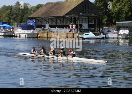 Londres, Royaume-Uni, 18 juillet 2021. École secondaire J14 4x+Z Putney femmes. 154e Régate amateur de Molesey, rivière Thames, Hurst Park Riverside, East Molesey, près de Hampton court, Surrey, Angleterre, Grande-Bretagne, Royaume-Uni, Royaume-Uni, Europe. Courses juniors de quad pour femmes à la compétition d'aviron amateur annuelle et à l'événement social établi en 1867. Crédit : Ian Bottle/Alay Live News Banque D'Images