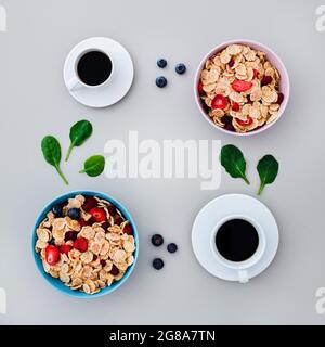 Vue de dessus des tasses à café et des céréales avec baies isolées sur un fond de couleur claire Banque D'Images