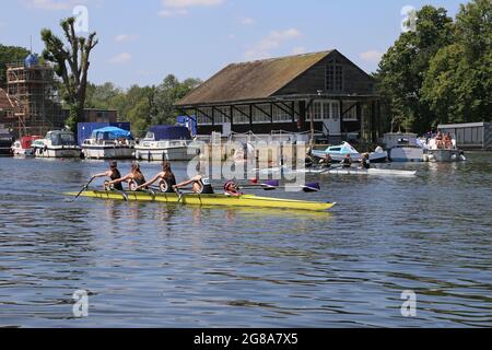 Londres, Royaume-Uni, 18 juillet 2021. W J15 4x+Z Putney High School et Weybridge RC. 154e Régate amateur de Molesey, rivière Thames, Hurst Park Riverside, East Molesey, près de Hampton court, Surrey, Angleterre, Grande-Bretagne, Royaume-Uni, Royaume-Uni, Europe. Courses juniors de quad pour femmes à la compétition d'aviron amateur annuelle et à l'événement social établi en 1867. Crédit : Ian Bottle/Alay Live News Banque D'Images