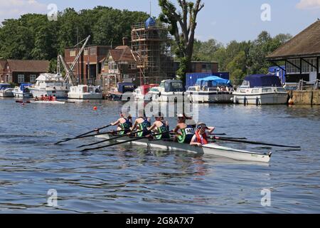 Londres, Royaume-Uni, 18 juillet 2021. École secondaire W J13 4x+Z Wimbledon. 154e Régate amateur de Molesey, rivière Thames, Hurst Park Riverside, East Molesey, près de Hampton court, Surrey, Angleterre, Grande-Bretagne, Royaume-Uni, Royaume-Uni, Europe. Courses juniors de quad pour femmes à la compétition d'aviron amateur annuelle et à l'événement social établi en 1867. Crédit : Ian Bottle/Alay Live News Banque D'Images