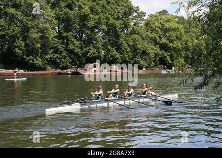 Londres, Royaume-Uni, 18 juillet 2021. École secondaire W J13 4x+Z Wimbledon. 154e Régate amateur de Molesey, rivière Thames, Hurst Park Riverside, East Molesey, près de Hampton court, Surrey, Angleterre, Grande-Bretagne, Royaume-Uni, Royaume-Uni, Europe. Courses juniors de quad pour femmes à la compétition d'aviron amateur annuelle et à l'événement social établi en 1867. Crédit : Ian Bottle/Alay Live News Banque D'Images