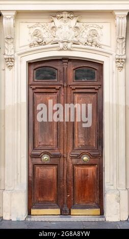 Paris, ancienne porte en bois, bâtiment typique du 10e arrondissement, rue de Marseille Banque D'Images