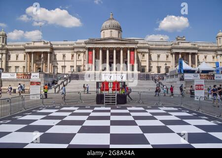 Londres, Royaume-Uni. 18 juillet 2021. Un échiquier géant vu en face de la National Gallery pendant le Chess Fest.en prenant place à Trafalgar Square, Chess Fest est un nouvel événement gratuit et familial célébrant le jeu d'échecs, et son attrait durable et universel. Crédit : SOPA Images Limited/Alamy Live News Banque D'Images