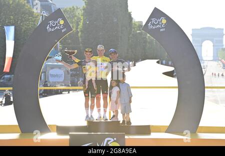 POGACAR Tadej (SLO) de l'ÉQUIPE des Émirats arabes Unis remporte la catégorie générale globale dans la phase 21 pour le dernier jour de course suivi de la deuxième place VIGEGAARD Jonas (DEN) de JUMBO - VISMA et troisième CARAPAZ Richard (ECU) des GRENADIERS INEOS dans le Tour de France, dimanche 18 juillet 2021. Le crédit photo devrait être : Pete Goding/GodingImages Banque D'Images