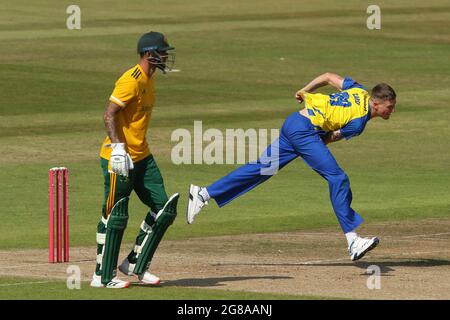 NOTTINGHAM, ROYAUME-UNI. 18 JUILLET Brydon Carse de Durham Bowls pendant le match Vitality Blast T20 entre le Nottinghamshire et Durham à Trent Bridge, Nottingham, le dimanche 18 juillet 2021. (Crédit : will Matthews | MI News) crédit : MI News & Sport /Alay Live News Banque D'Images