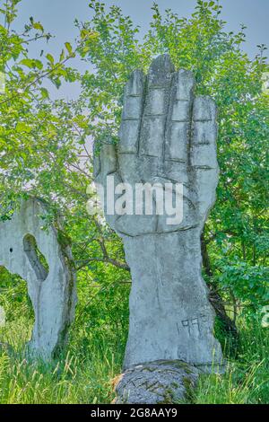 L'artiste Peter Camani a créé au fil du temps un grand paysage d'art de sculptures de concréation surréaliste sur sa propriété connue localement sous le nom de têtes hurlantes. Banque D'Images