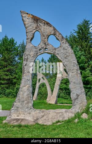 L'artiste Peter Camani a créé au fil du temps un grand paysage d'art de sculptures de concréation surréaliste sur sa propriété connue localement sous le nom de têtes hurlantes. Banque D'Images