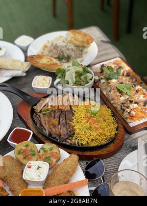 Une photo verticale d'une table de dîner avec différents types de nourriture Banque D'Images