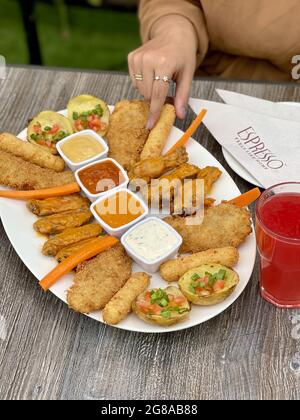 Une photo verticale d'une table de dîner avec différents types de nourriture Banque D'Images