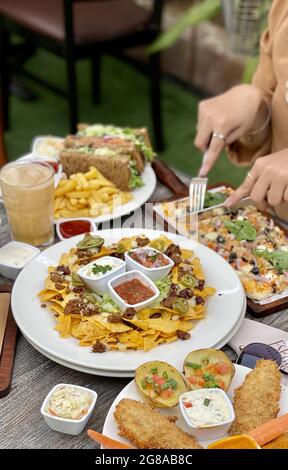 Une photo verticale d'une table de dîner avec différents types de nourriture Banque D'Images