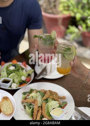 Une photo verticale d'une table de dîner avec différents types de nourriture Banque D'Images