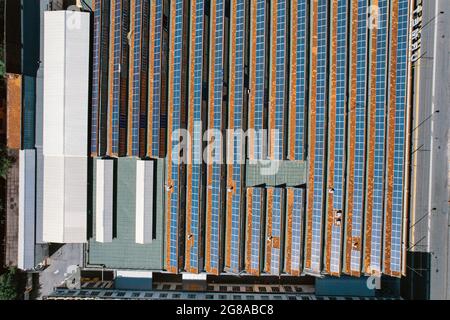 Panneaux solaires sur le toit d'un grand bâtiment industriel. Banque D'Images
