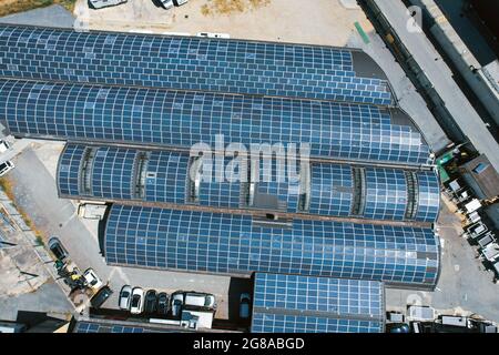 Panneaux solaires sur le toit d'un grand bâtiment industriel. Banque D'Images