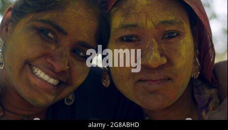 Un portrait de femmes indiennes participant à l'Holi, Festival du printemps en Inde Banque D'Images