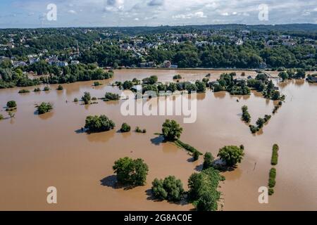 Inondation sur la Ruhr, après de longues pluies abondantes, la rivière est sortie de son lit et a inondé la campagne et les villes, le niveau d'eau le plus élevé jamais mesuré, Banque D'Images