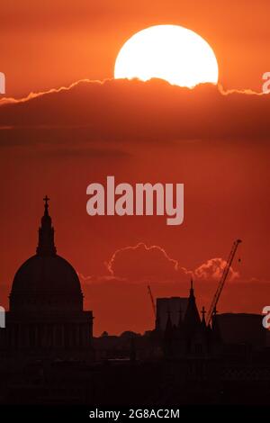 Londres, Royaume-Uni. 18 juillet 2021. Météo au Royaume-Uni : coucher de soleil spectaculaire au-dessus de la cathédrale Saint-Paul, finissant l'un des jours les plus chauds de l'année à ce jour. Credit: Guy Corbishley/Alamy Live News Banque D'Images