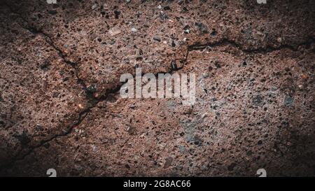 Surface en béton endommagée fissurée comme arrière-plan, texture de la vue de dessus Banque D'Images