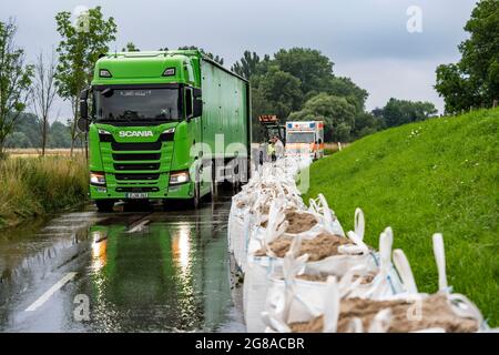 Inondations de la Ruhr près de MŸlheim-Menden, les dommages à la digue de la Ruhr ont été scellés avec de grands paquets de sable, des plaines inondées, des inondations sur la Ruhr, après de longues et lourdes r Banque D'Images