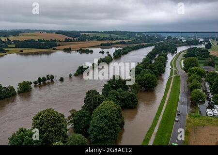 Inondations de la Ruhr près de MŸlheim-Menden, les dommages à la digue de la Ruhr ont été scellés avec de grands paquets de sable, des plaines inondées, des inondations sur la Ruhr, après de longues et lourdes r Banque D'Images