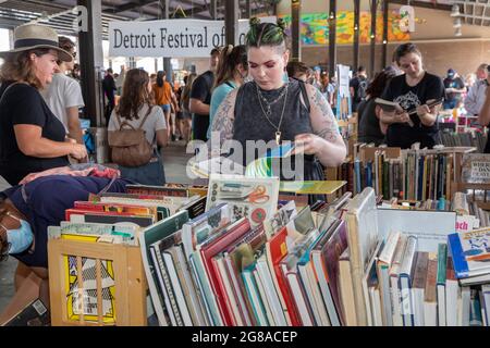 Detroit, Michigan, États-Unis. 18 juillet 2021. Le festival annuel du livre de Detroit est revenu sur le marché de l'est après un an de congé en raison de la pandémie. L'événement est le plus grand festival du livre du Michigan. Crédit : Jim West/Alay Live News Banque D'Images