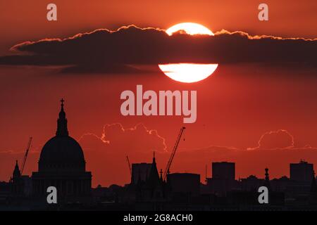 Londres, Royaume-Uni. 18 juillet 2021. Météo au Royaume-Uni : coucher de soleil spectaculaire au-dessus de la cathédrale Saint-Paul, finissant l'un des jours les plus chauds de l'année à ce jour. Credit: Guy Corbishley/Alamy Live News Banque D'Images